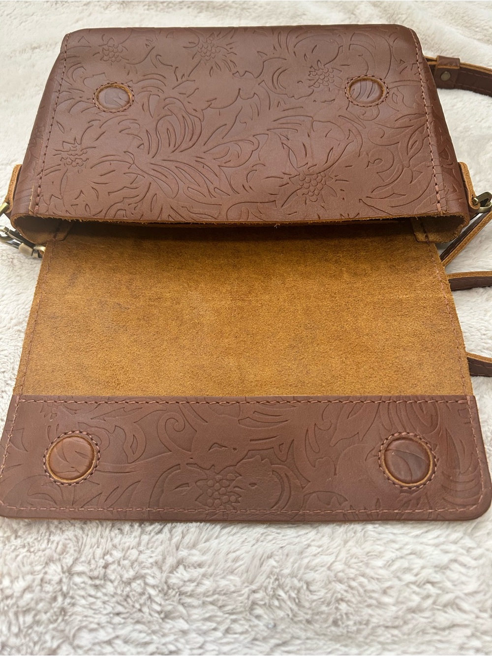 Portland Leather Metro Crossbody - Picture 2 of 11
